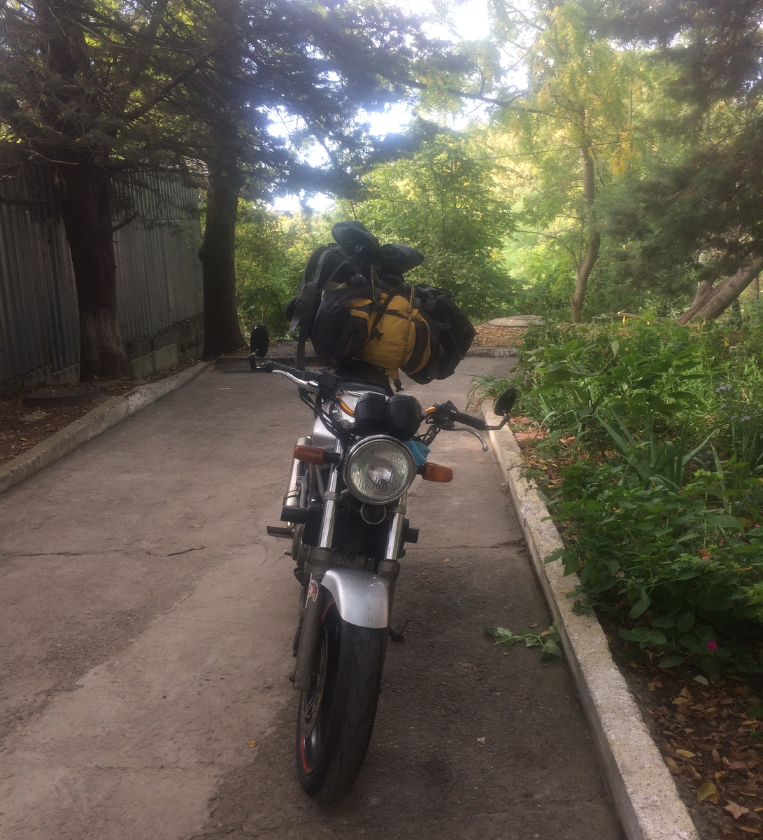 Наш перегруженный мотоцикл ждёт своего звёздного часа