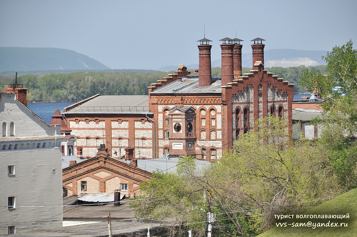 Вид из сквера Пушкина на солодовню - так это здание называлось раньше, сейчас – бродильно- лагерный цех. На его фоне – башня (где когда-то были часы), установленная на здании, где размещались квартиры рабочих, медпункт, библиотека, баня. Фото 21.05.2011.