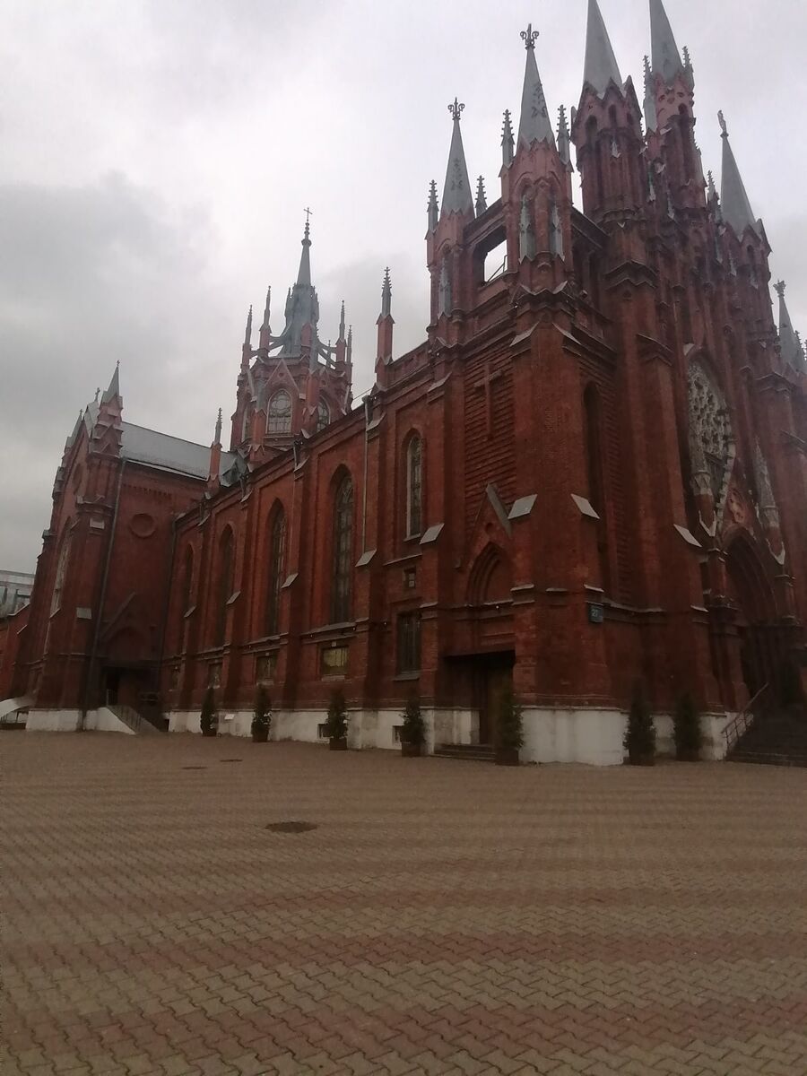 Вид сбоку тоже весьма достойный, хотя выступы с железными крышками кажутся немного лишними