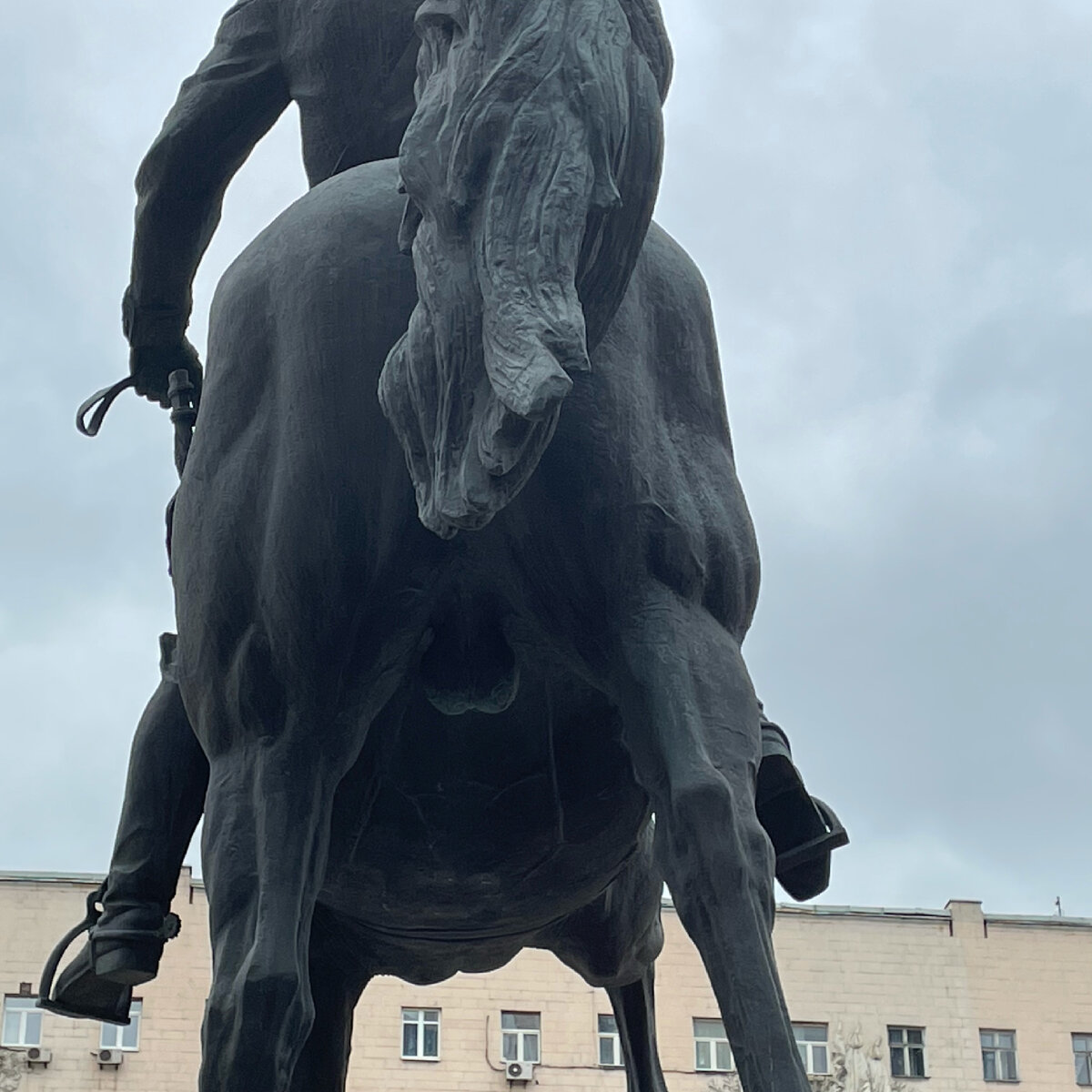 Памятник Багратиону. Вид сзади#женщины #женщинам 