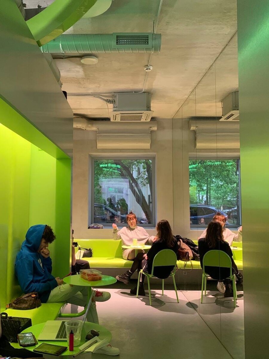 Кофейня внутри, примерно, в 17-18 часов вечера 