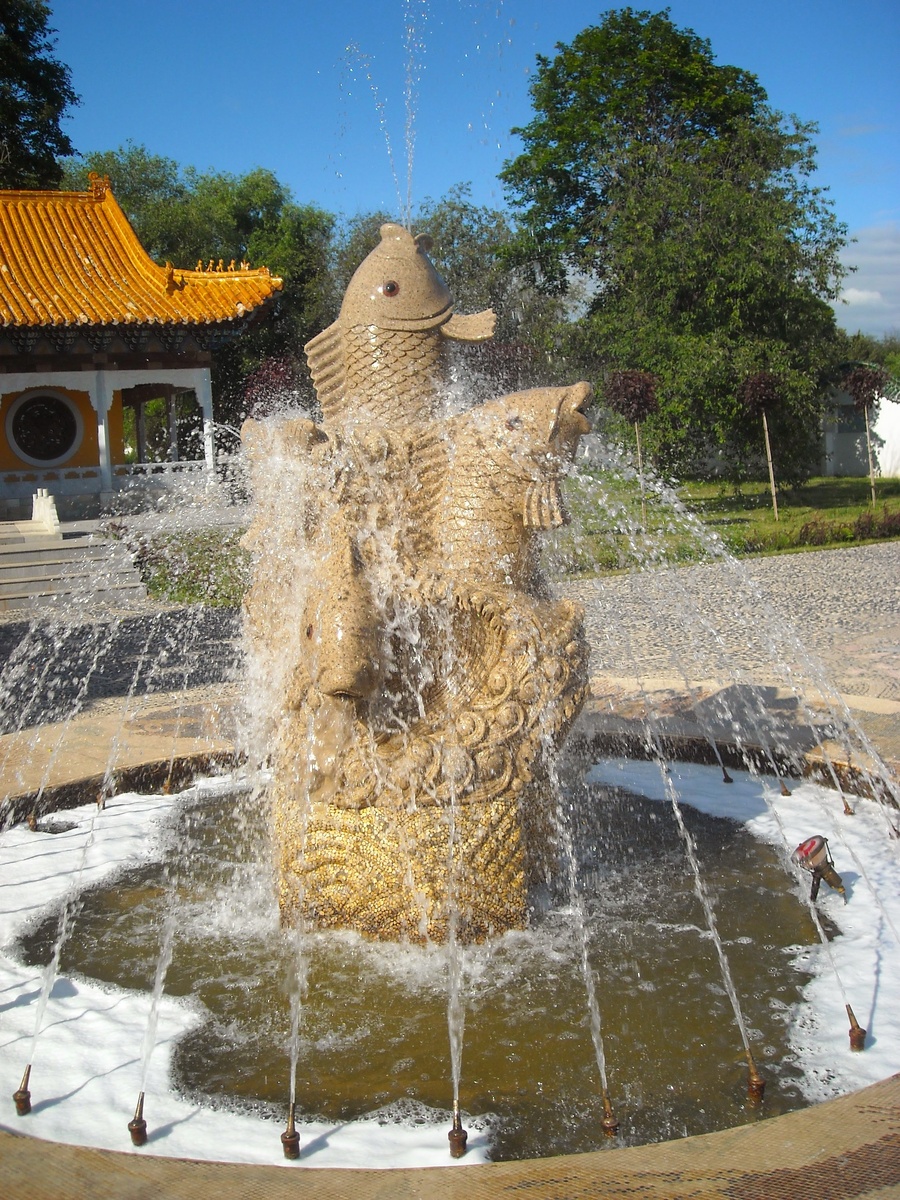 Встречает нас фонтан изображающий карпов - символ изобилия в Китае