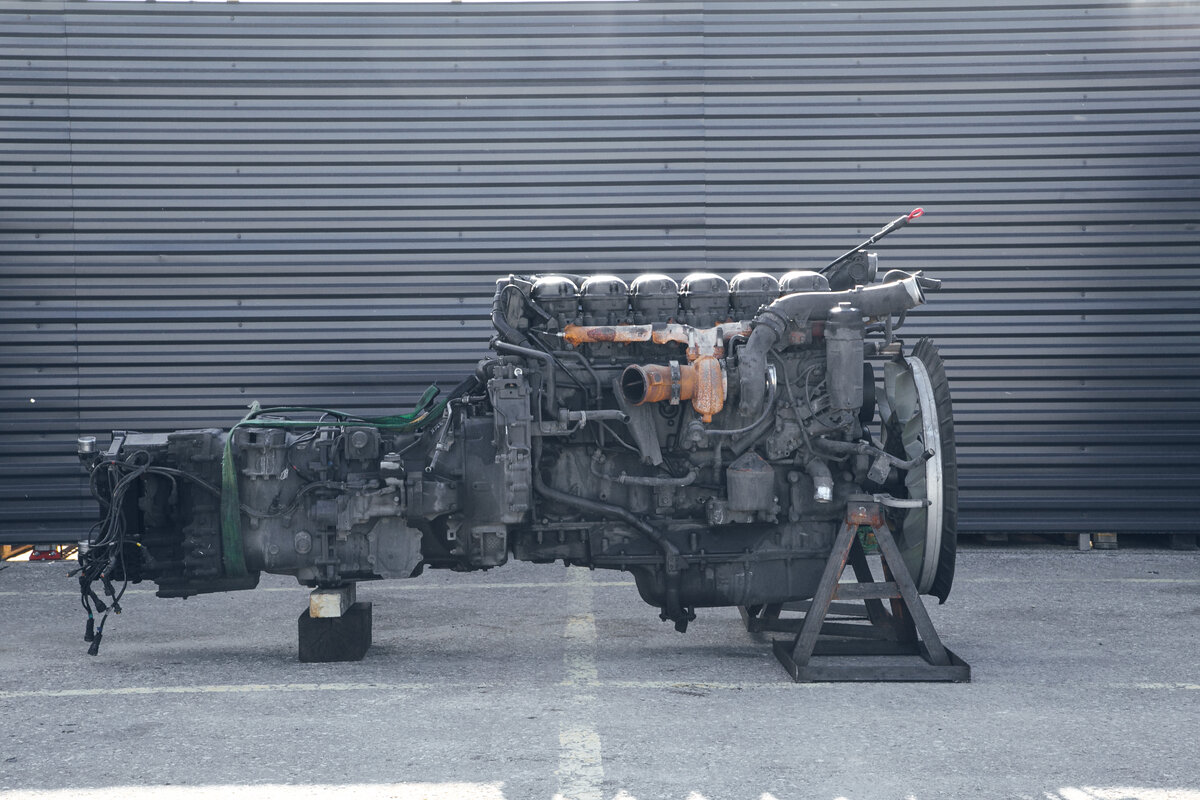 Силовой агрегат Скания вид справа