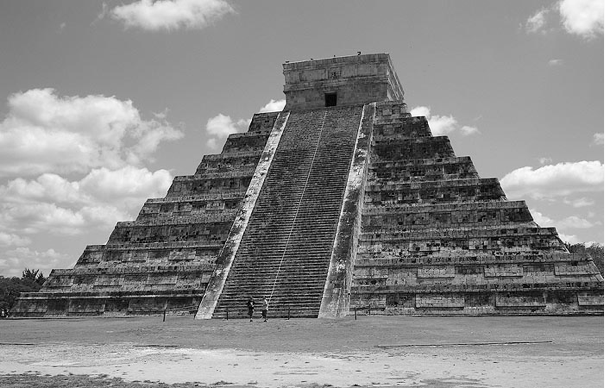 Пирамида в Чичен-Ица Изображение взято из книги А. Ю. Склярова "Пирамиды: загадки строительства и назначения", издательство ВЕЧЕ, 2013