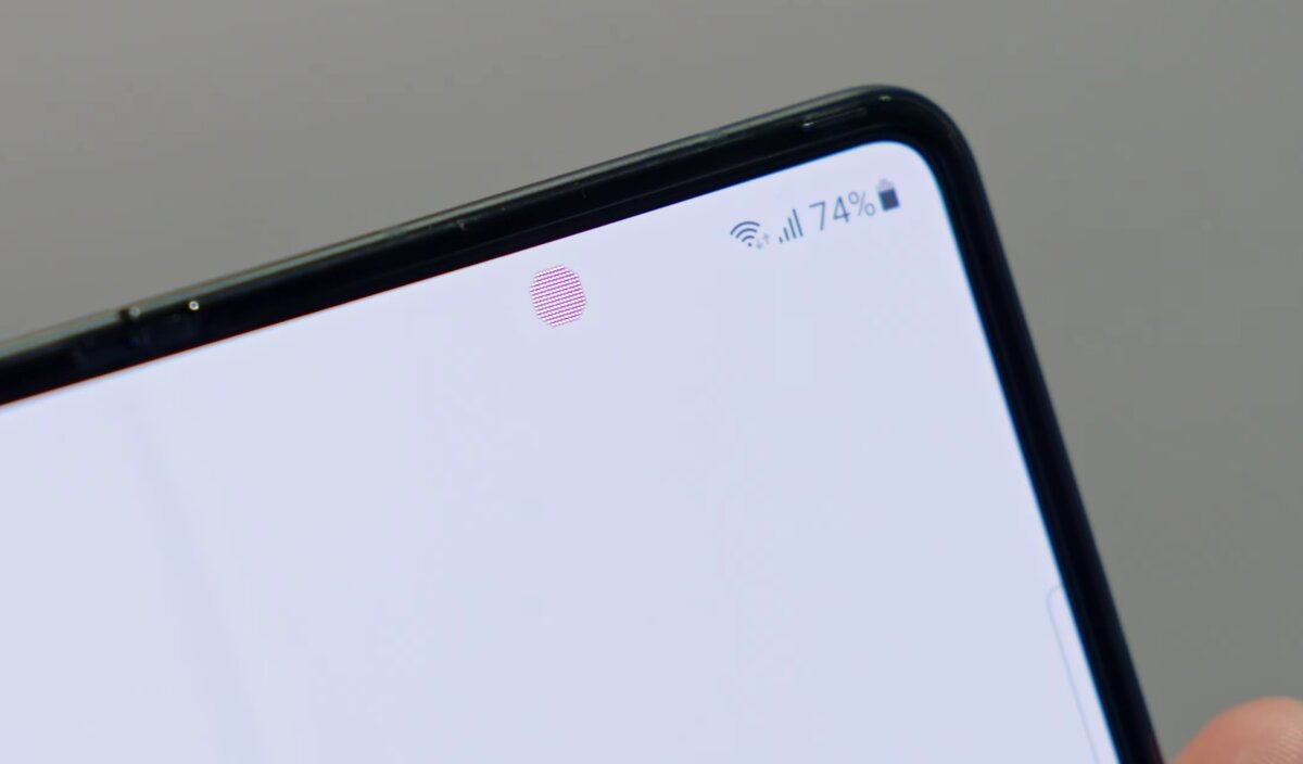 Глазок фронталки вы все равно будете видеть. Фото: YouTube-канал Rozetked