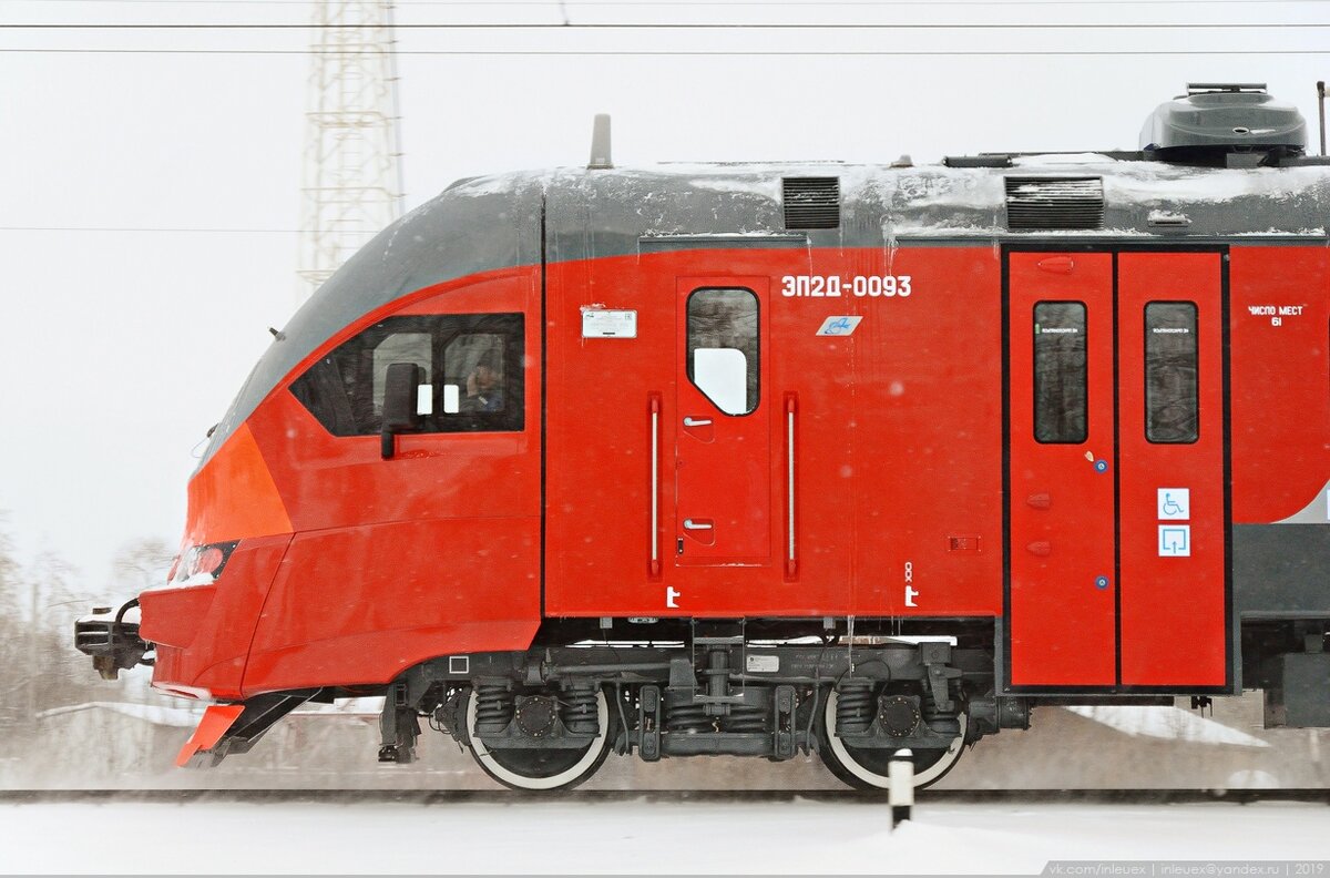 Парадоксально, но ступеньки новых ЭП2Д и ЭП3Д расположены выше, чем на советских машинах!