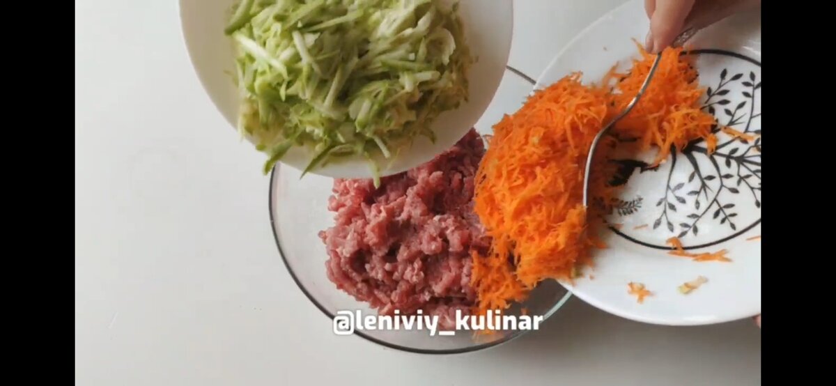 Добавляем к фаршу натёртые кабачок и морковь