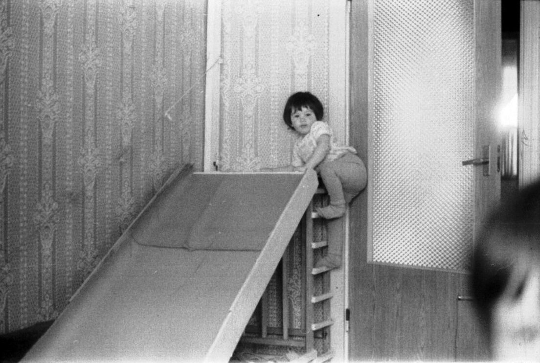 Легендарная горка. Фото из личного архива, 1981. На фото моя средняя сестра