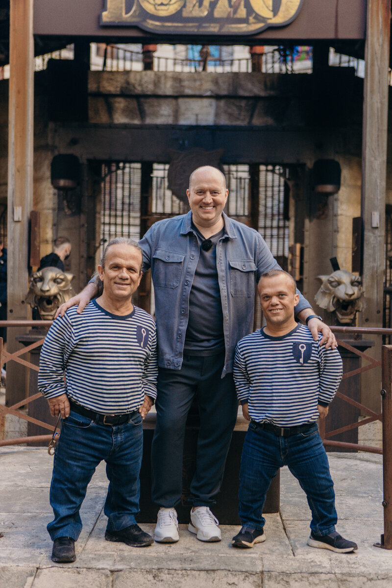 Сергей Бурунов с бессменными соведущими шоу Паспарту и Пасмюраем