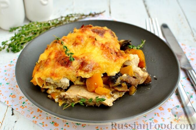 куриное филе, тыква, шампиньоны, сыр твёрдый, сметана, лук репчатый, соль, перец чёрный молотый, масло подсолнечное, тимьян