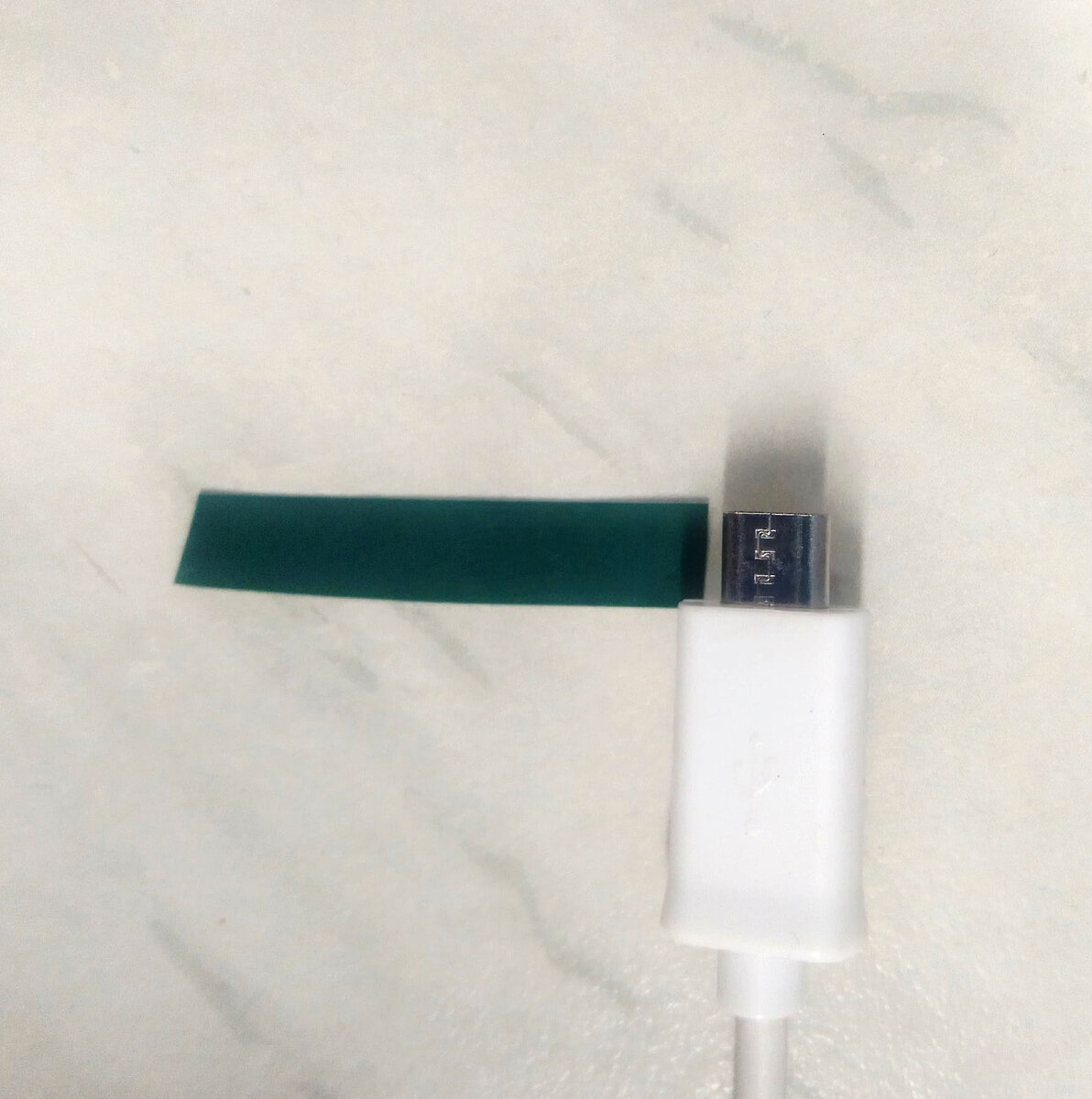 Отрежьте изоленту по размеру гнезда