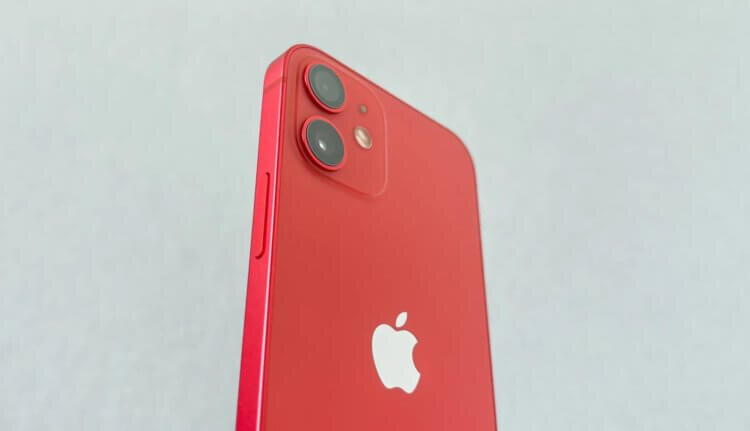 Владельцы iPhone 12 жалуются на проблемы в работе динамика. Это брак. Но меняют бракованные аппараты только в США и ОАЭ