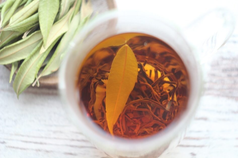 Сушеные листья лимонного мирта в черном чае. © Ольга Никандрова
