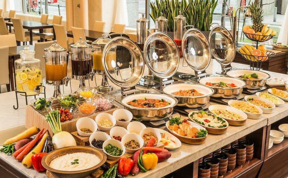 бесплатное проживание питание. вкусная еда в столовой. грейс арли отель шведский стол. работа вахтой. завтрак в номер в гостинице.