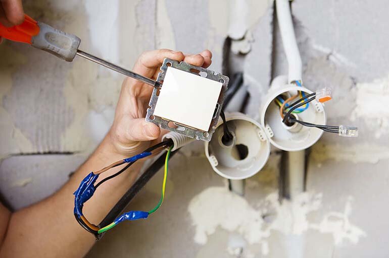 Укладку проводки в панельном доме можно выполнить своими руками.