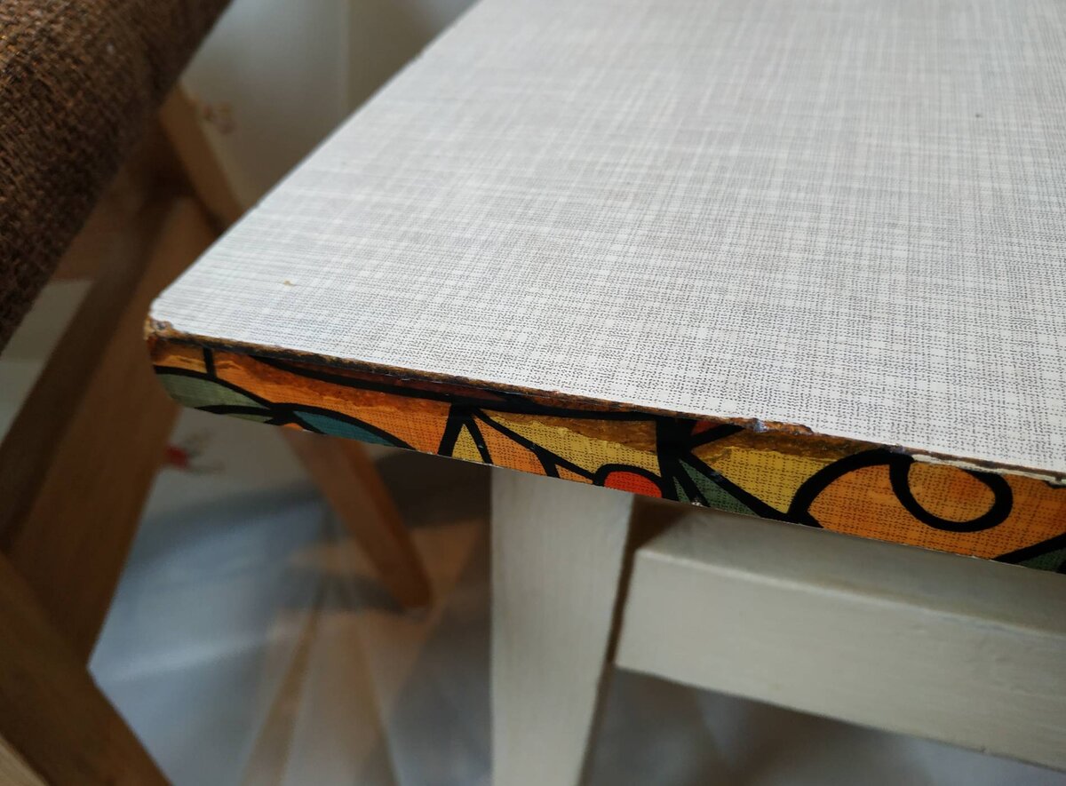 А ободок сидений, где откололся шпон, украшен витражной клейкой пленкой!