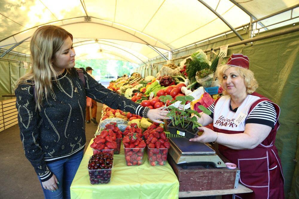 Продавец на рынке фото