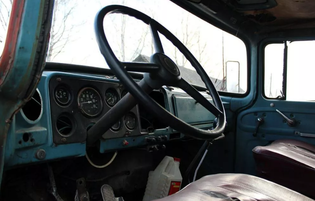 fb.ru. Фото с Яндекса. Кабина. Рабочее место водителя.