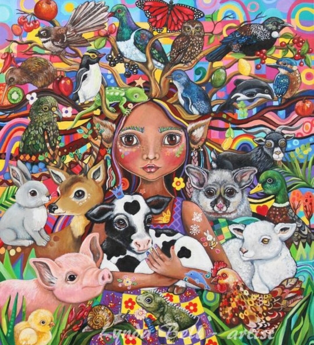 О ДЕТСКОМ ПИТАНИИ

"А для кого же тогда производится детское питание? Врачи рекомендуют. Им что, тоже не верить ?»

Не будьте наивны. В супермаркете продается мертвый матричный корм. Цель его производителей — ваши деньги, а не здоровье вашего ребенка. Цель системы (матрицы), стоящей над этими производителями — заполнение ячеек послушными элементами. Эти элементы должны быть, во-первых, не вполне здоровыми, чтоб не имели свободной энергии, а во-вторых, слегка долбанутыми, чтоб не понимали, где находятся. А для этого необходимо кормить их матричной пищей.

Такова реальность, какой она является на самом деле. А реклама, которой вам промывают мозги с экранов телевизоров, — это иллюзия и циничная ложь. Надо называть вещи своими именами. Иллюзия создается очень профессионально. На экране вам показывают здоровых и счастливых детей, которые получают «все необходимые витамины и микроэлементы» из консервных банок и коробок. Однако здоровы и счастливы они не благодаря всей этой синтетике, а вопреки. Потенциал молодого организма пока еще высок, а потому еще сносно справляется с химией. Но вы все равно верите. Вы просто привыкли верить авторитетному мнению, вас так приучили, еще со школы.

А кем создается авторитетное мнение? Да теми же матричными специалистами, которые сидят в лабораториях производителей. Или невежественными врачами, которых тоже немало. Все они работают на систему, а значит, и менталитет их «отфрезерован» четко под эту систему. Системе же, повторяю, нужны не вполне здоровые элементы. Сделать их таковыми очень просто: от натуральной пищи отвадить, а к синтетике приучить. При этом ни один производитель никогда не назовет свою продукцию синтетической, напротив, все сравнивают ее с натуральной. Тогда зачем, спрашивается, отказываться от живой пищи, а взамен производить ее мертвый «аналог», нашпигованный химией? А вот именно затем, чтобы обработать сознание новоявленных членов матрицы, вставить в их головы крючки, за которые потом «делай что хошь».

Однажды я видел, как пожилая женщина нянчила полуторагодовалого внука. В одной руке у него была чупа-чупсина, а в другой пустая банка из-под пива, наверно, только что выпитого бабушкой. Ребенок усердно пытался долизать из банки последние капли. А бабушке такое занятие казалось вполне безобидным. Что там, несколько капель! Она ведь не видит, что собственноручно вставляет в голову малыша крючок — у нее самой такой же имеется.

Такие, как она (а таких очень много), закармливают своих детей супермаркетной синтетикой до одурения, в буквальном смысле (и откуда столько дебилов?), и с остервенением доказывают всем, что питаться нужно так, как это делают они.

Сами уже «допитались» своей мертвечиной до того, что выглядят как пираты из фильма «Сундук мертвеца». И детей хотят превратить в гобли-нов.
Это реальность? Нет, фантастика. Или наоборот. Как хотите. И то и другое — часть нашей действительности. И в кино ходить не надо — посмотрите рекламу или оглянитесь вокруг.

Вадим Зеланд - "Живая кухня"