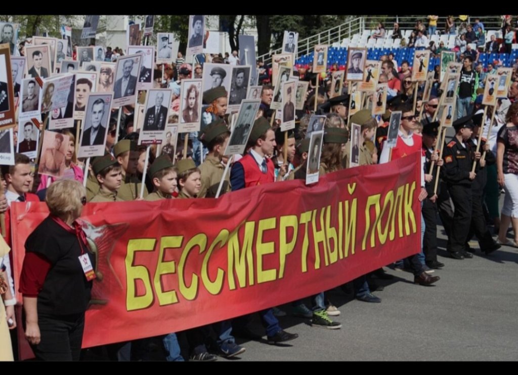 Во всех городах России 9 мая проходит шествие Бессмертного полка. Обычно оно начинается ровно в 15:00. Точный маршрут шествия рекомендуем уточнять в местных СМИ и на официальном сайте Бессмертного полка. Принять участие в шествии можно даже без предварительной регистрации, а в 2022 году оно пройдет в обычном очном формате.