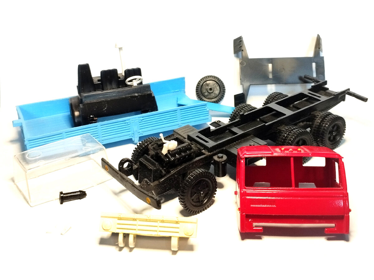 Модель КАМАЗ-5320 в разборе 