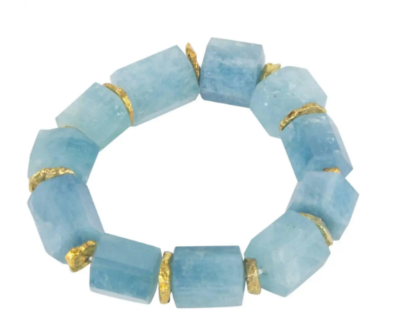 Браслет из натуральных аквамариновых бусин, разделенных позолоченными прокладками из стерлингового серебра.