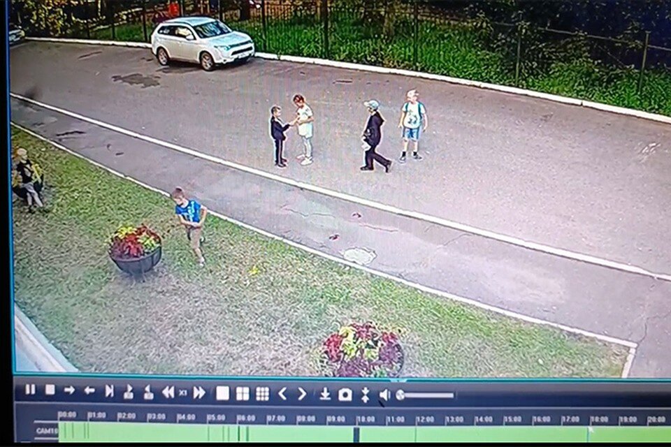     Дети портят клумбы Фото: скриншот из видео