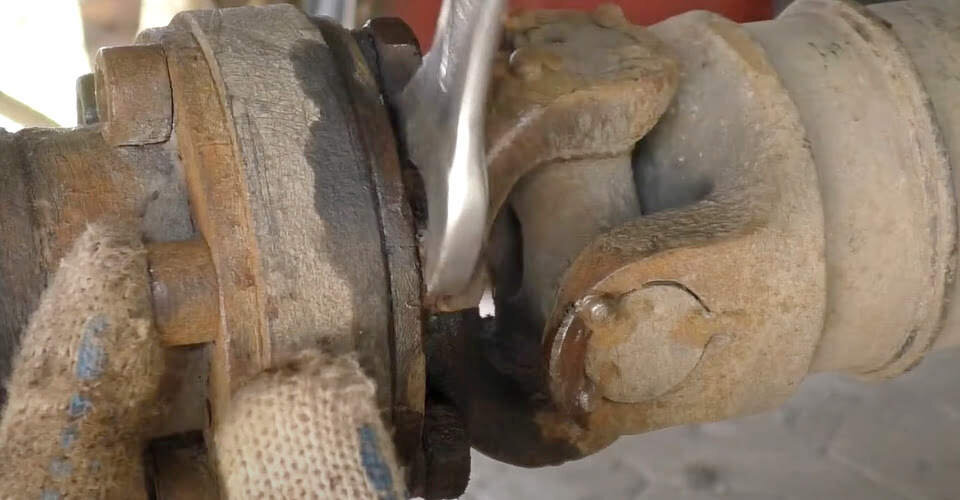 Снятие карданного вала