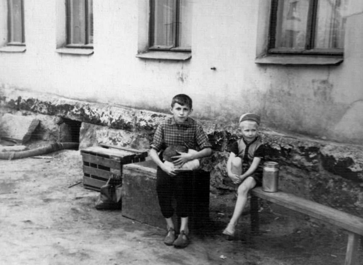 Часто буханка хлеба попадала домой изрядно обкусанной.