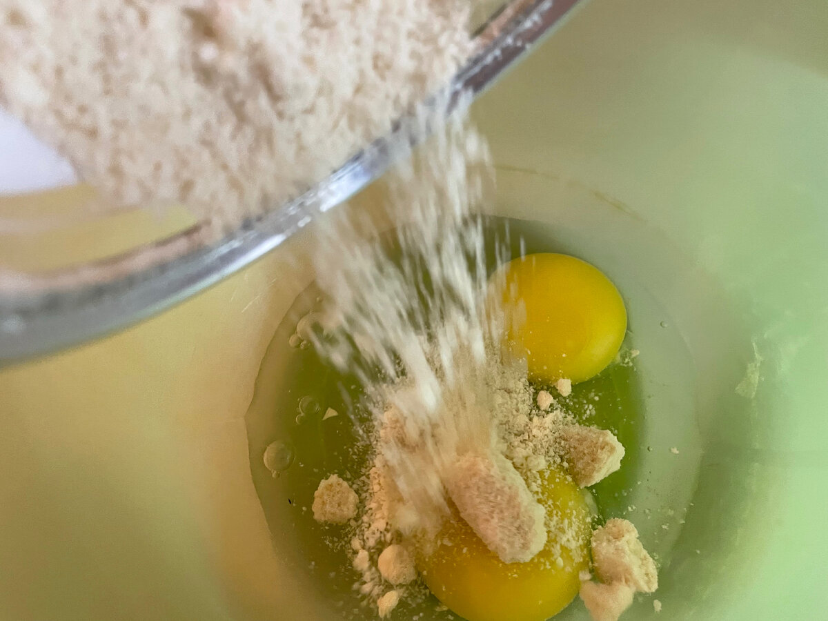 Добавляем муку к яйцам