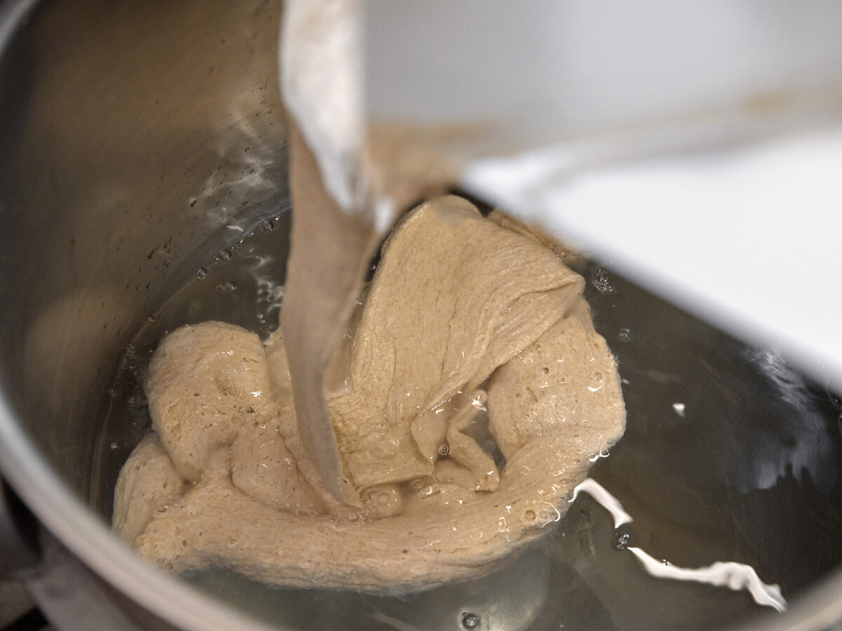 Сначала в дежу наливается вода, потом в неё добавляется закваска.