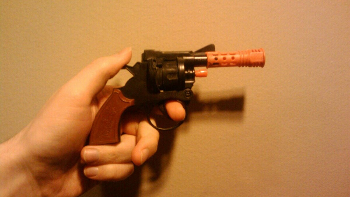     В Таганроге хозяин магазина избил грабителей, которые угрожали ему игрушечным пистолетом, сообщает Telegram-канал «Че по Ростову».