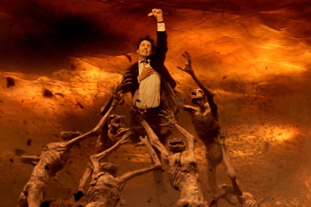 Медиум Константин не предсказывает будущее, не умеет обращаться с картами Таро и не читает мысли. Он живет в Лос-Анджелесе, курит по три пачки в день и задешево избавляет дома от любой нечисти. Но занимается он благим делом без всякого удовольствия: из-за попытки самоубийства, совершенной им в юности, ему буквально приходится добиваться милости Бога и места в раю. Совсем не хочется после смерти оказаться в тюрьме, куда ты упрятал большую часть заключенных.