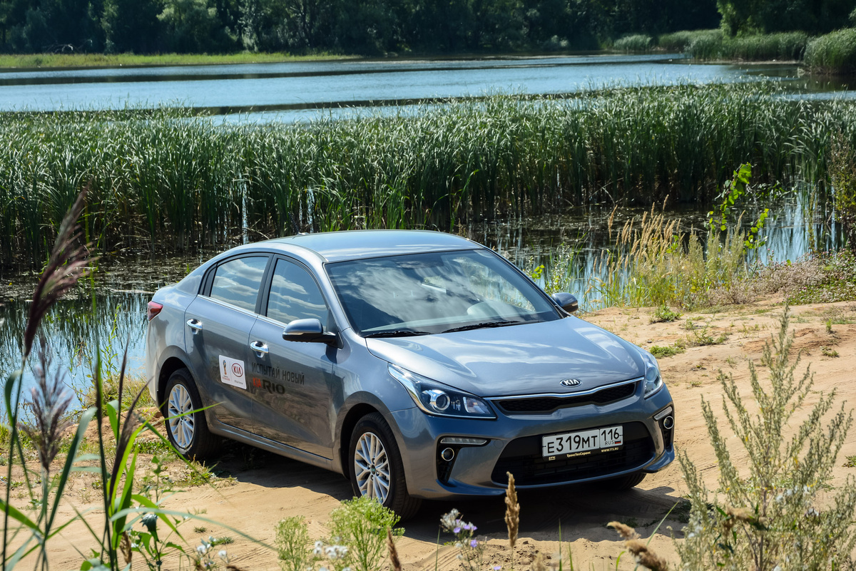 Заявленный клиренс составляет 160 мм. Для безопасности вне асфальте просится установка стальной защиты картера, которая съедает часть дорожного просвета. Тем не менее, на дачной грунтовке Рио держится молодцом.