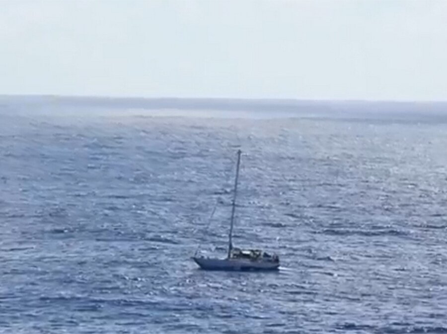 Американские спасатели спасли двух женщин и их собак, до этого на протяжении пяти месяцев дрейфовавших в Тихом океане на яхте со сломанным мотором. Спасенным американкам была предоставлена еда и необходимая медицинская помощь, на данный момент им ничего не угрожает. Об этом сообщила пресс-служба ВМС США.  
Весной текущего года жительницы США Дженнифер Аппель и Таша Фуаба вместе со своими домашними животными отправились в самостоятельное путешествие с Гавайских островов и взяли курс на Таити. 30 мая судно попало в шторм и у него отказал мотор. Таким образом, женщины оказались посреди океана без возможности продолжить путешествие. Попытки двигаться под парусами не принесли большого успеха, а ежедневные посылаемые сигналы бедствия на протяжении почти полугода оставались без ответа.
К счастью, на яхте находилось всё необходимое для того, чтобы участницы пошедшего не по плану путешествия могли выжить на протяжении столь продолжительного времени: в путешествие американски взяли с собой опреснители воды, а также запасы овсянки, риса и макарон, которых могло бы хватить более чем на год.
24 октября сигнал о помощи, наконец, получило тайваньское рыболовное судно. На тот момент американки находились примерно в полутора тысячах километров к юго-востоку от берегов Японии. Полученный сигнал был переданы береговой охране Гумма, а затем — ближайшим спасательным центрам.
На помощь женщинам был отправлен Американский десантный корабль USS Ashland. ВМС США предоставило видео, на котором можно увидеть сначала процесс поиска яхты с вертолёта, а затем — процесс приближения к ней спасателей. Путешественницы будут оставаться на борту USS Ashland до момента, пока тот не прибудет в какой-либо порт.
К сожалению, не все истории о яхтах, обнаруженных дрейфующими в водах мирового океана, имеют столь же счастливый финал — в прошлом году в море неподалёку от Филиппин рыбаки заметили судно с телом немецкого мореплавателя, предположительно скончавшимся от сердечного приступа. В условиях сухой погоды и соленого океанского воздуха тело в полузатопленной яхте мумифицировалось, за счёт чего хорошо сохранилось.