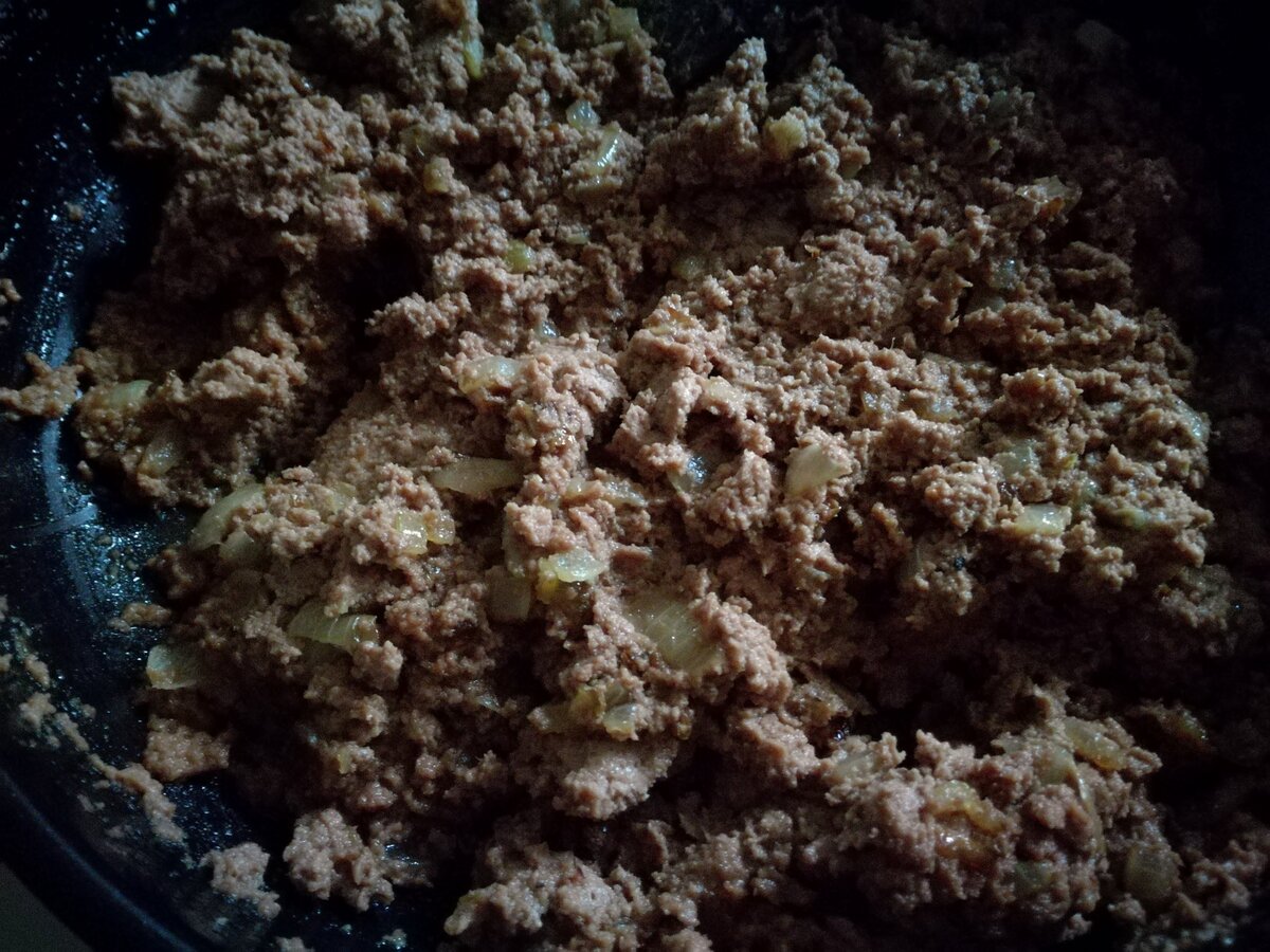 Пирожки с ливером в школьной столовой были моими любимыми. А сейчас мы дома готовим пирожки с ливером. Еще с этой начинкой можно готовить блинчики. Я научу вас, как приготовить начинку для пирожков из ливера.