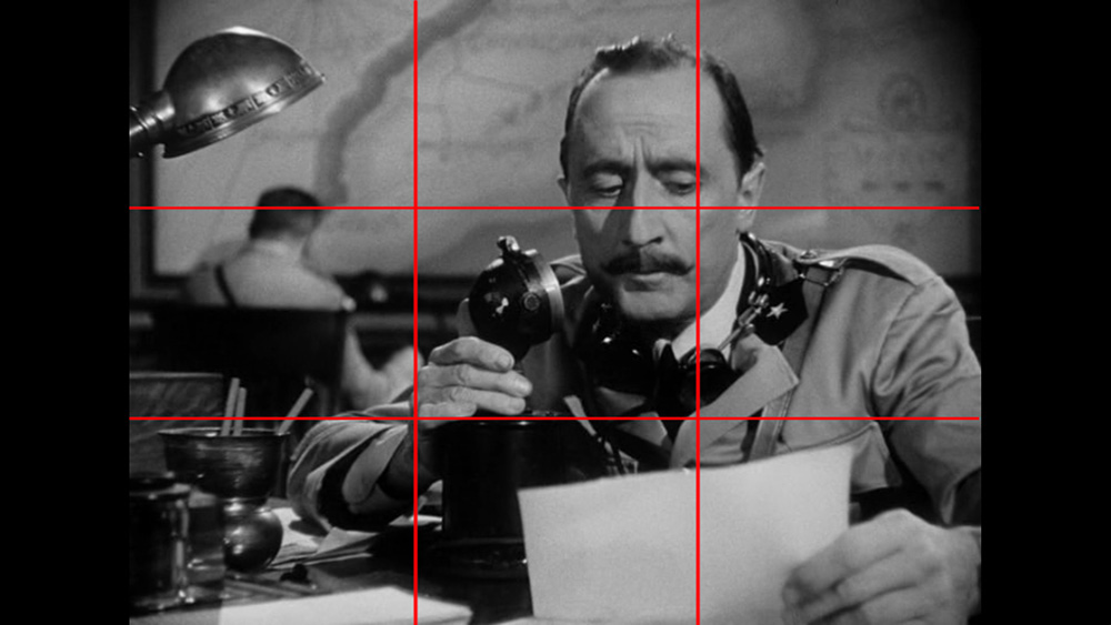 Взгляд персонажа расположен на пересекающихся линиях