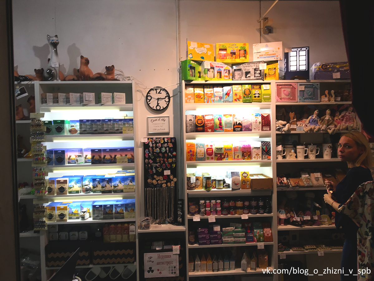 Самобытные магазинчики с различными сувенирами и одеждой