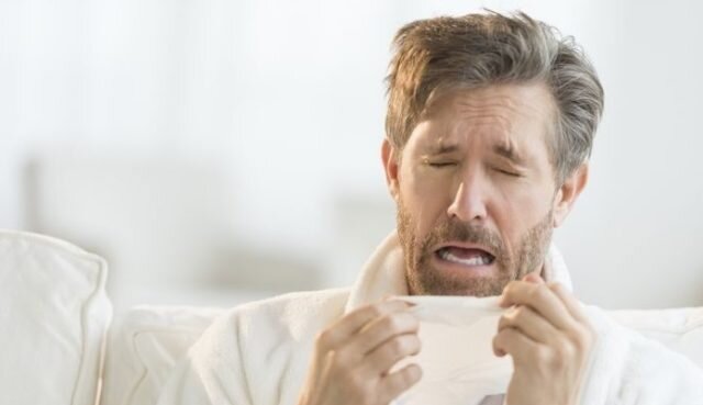 
 В среднем скорость чихания человека в области голосовой щели составляет 180-432 км/ч. Объемная скорость воздушного потока может достигать 12 л/с. При такой интенсивности создается высокое давление, благодаря которому на пути движения через нос и рот воздух захватывает микрочастицы слюны и слизи. Они разносятся в окружающей атмосфере на расстояние до трех метров.
 Следовательно, чихание это вегетативный рефлекс, позволяющий избавиться от разнообразных агентов, начинающих раздражать внутренние слизистые покровы в носу.