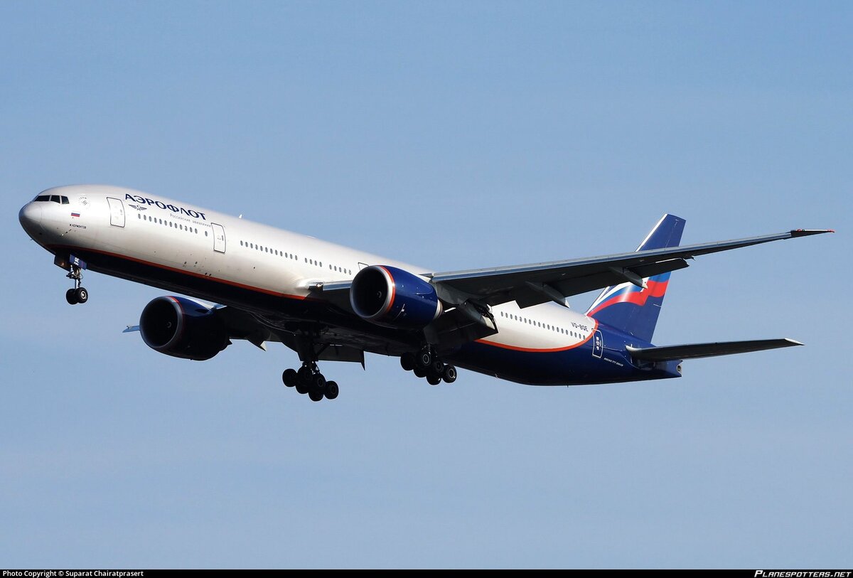 Boeing 777-3M0ER авиакомпании Аэрофлот приземляется в бангкокском аэропорту Суварнабхуми (BKK)