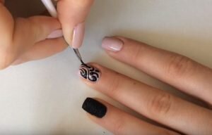 Техника рисунки на ногтях в домашних условиях “Закрутило по спирали”: