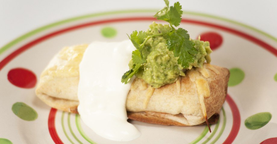 Ингредиенты  • курица копченая 200 граммов 
• рис круглозерный 200 граммов 
• лук репчатый 
• чеснок 1 зубчик 
• помидор 
• сок томатный 150 миллилитров 
• сыр твёрдый 
• паприка 
• кумин 
• масло растительное 
• соль 
• черный перец 
• кинза 
• тортилья 2 штуки 
• масло оливковое 
• авокадо 1 штука 
• лук репчатый красный 
• сок лайма 
• сметана 