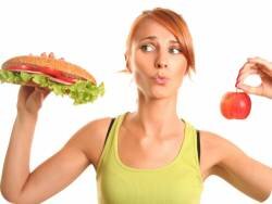 Также поступаем и с другими продуктами, жизнь без которых кажется вам совсем печальной. Любите жареную картошку? Замените ее картофелем, запеченным в духовке. Это тоже вкусно, но калорий в этом блюде будет в разы меньше. Любите фастфудовские гамбургеры? А попробуйте приготовить его сами. Используйте для этого цельнозерновую булку, нежирную говядину и добавьте туда побольше зелени и овощей. Вполне вероятно, что этот вариант (который, помимо всего прочего, и куда более полезен вышеупомянутого аналога) понравится вам даже больше. И вы просто забудете дорогу в ранее любимый фастфуд, независимо от того, будете ли вы на диете или нет.