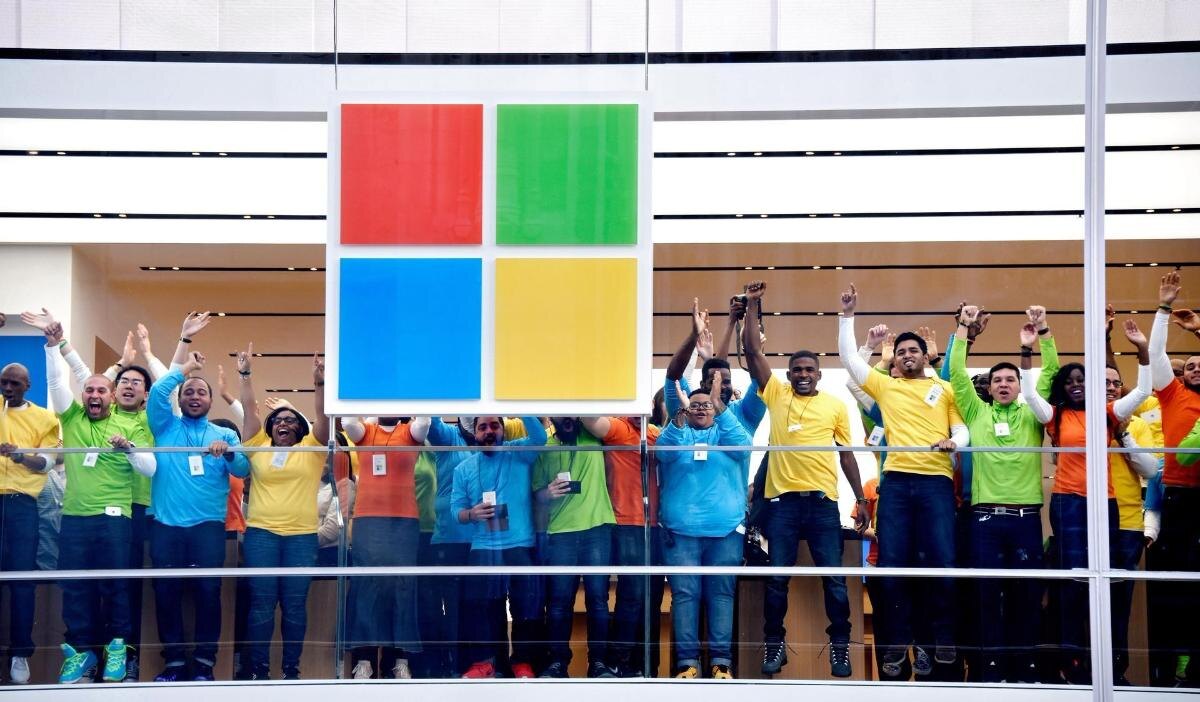 «Корпорация стремится к тому, что бы мнение каждого сотрудника было услышано», - сказано в сообщении руководителя отдела кадров. Важно создать гармоничную среду, в которой любой работник будет чувствовать уважение со стороны коллег, чувствовать, что его поддержат и он может полностью сосредоточиться на реализации своего потенциала, сообщила Кэтлин Хоган.Также в сообщении представитель компании призналась, что в 2017 году поступило более 80 жалоб на дискриминацию по половому признаку и десять процентов оказались полностью или частично обоснованными. Хоган уверила, в отношении обоснованных жалоб приняты необходимые меры. 
