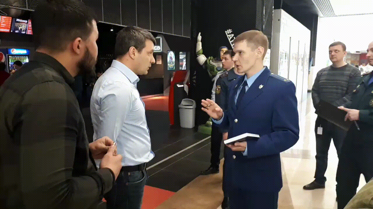 После трагедии в Кемерове стало известно о том, что во время пожара зрители, присутствовавшие в кинозале, оказались заперты и не смогли выбраться. Именно поэтому первое, на что сегодня специалисты обратили  внимание - это работа кинотеатра.