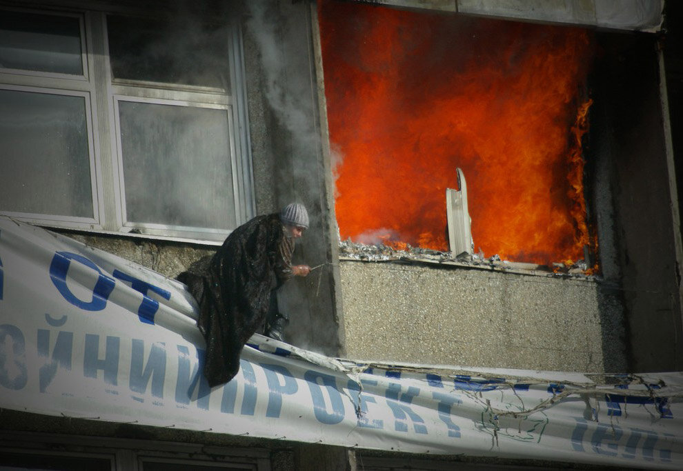 Пожар банк Владивосток 2006. Пожар в Сбербанке Владивосток 2006. Пожар в ПРОМСТРОЙНИИПРОЕКТ Владивосток. Пожар во Владивостоке, 16 января 2006 года.. Сгоревшее окно