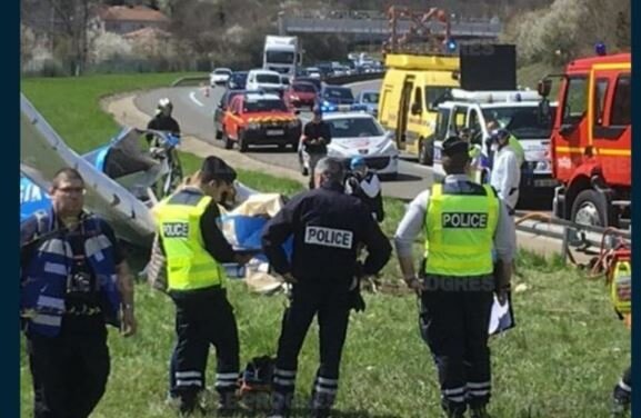 Неподалеку от города Сен-Шамон во французском департаменте Луара самолет рухнул на автостраду. Об этом сообщается в Twitter Crash Aerien. 
По предварительным данным, погибли оба человека, которые находились в самолете в момент его крушения. Полиция сообщила, что при падении на автостраду воздушное судно избежало столкновения с автомобилями.

По словам очевидцев, в какой-то момент пилот резко потерял управление, и легкий двухмоторный самолет стал резко снижаться. Пролетая над автострадой, он задел дорожные указатели и упал на одну из дорожных полос.

Движение в город Лион перекрыто. 