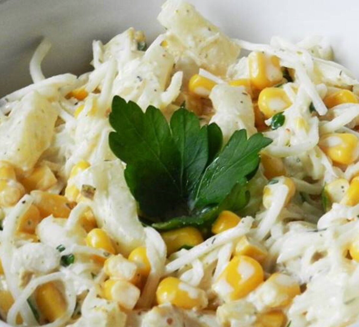 Салат из филе и кукурузы. Салат с куриной грудкой и огурцом. Салат с ананасом и курицей. Филе и кукурузой. Салат с кукурузой.