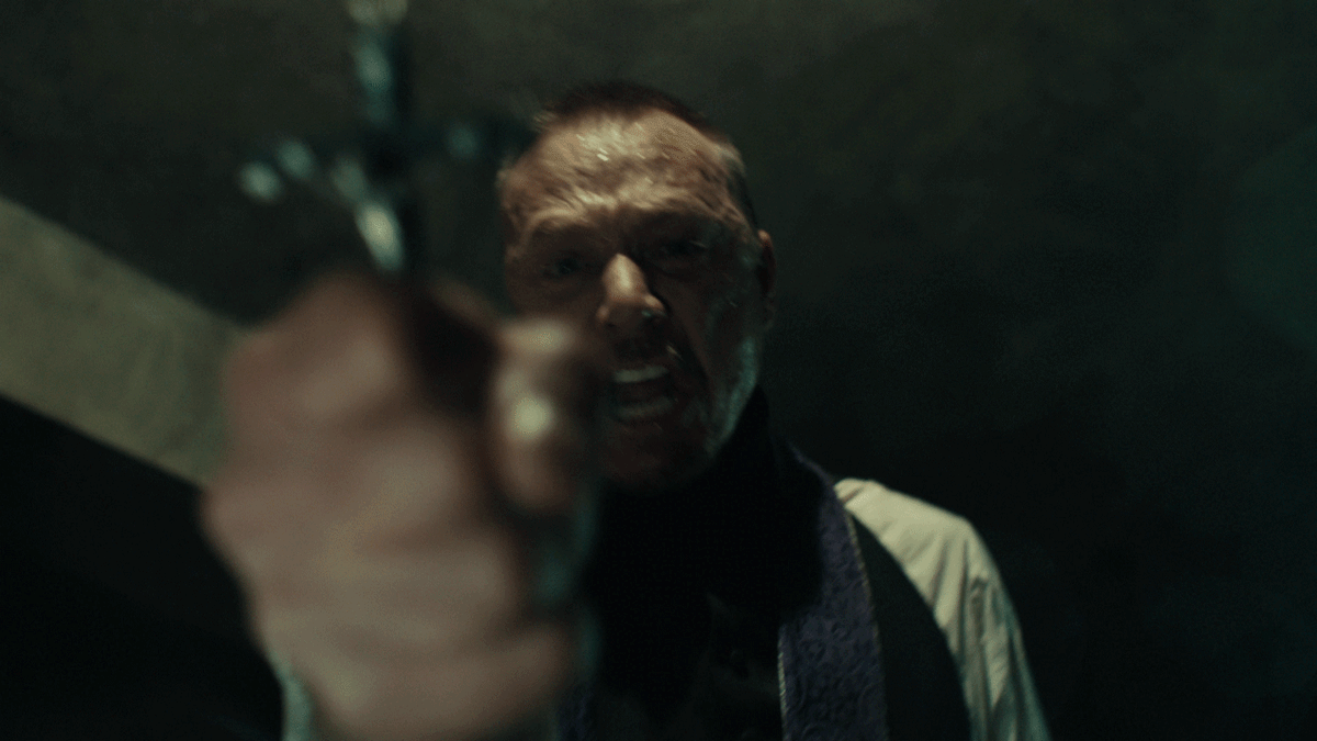 Изгонит всех бесов из королевской семьи!