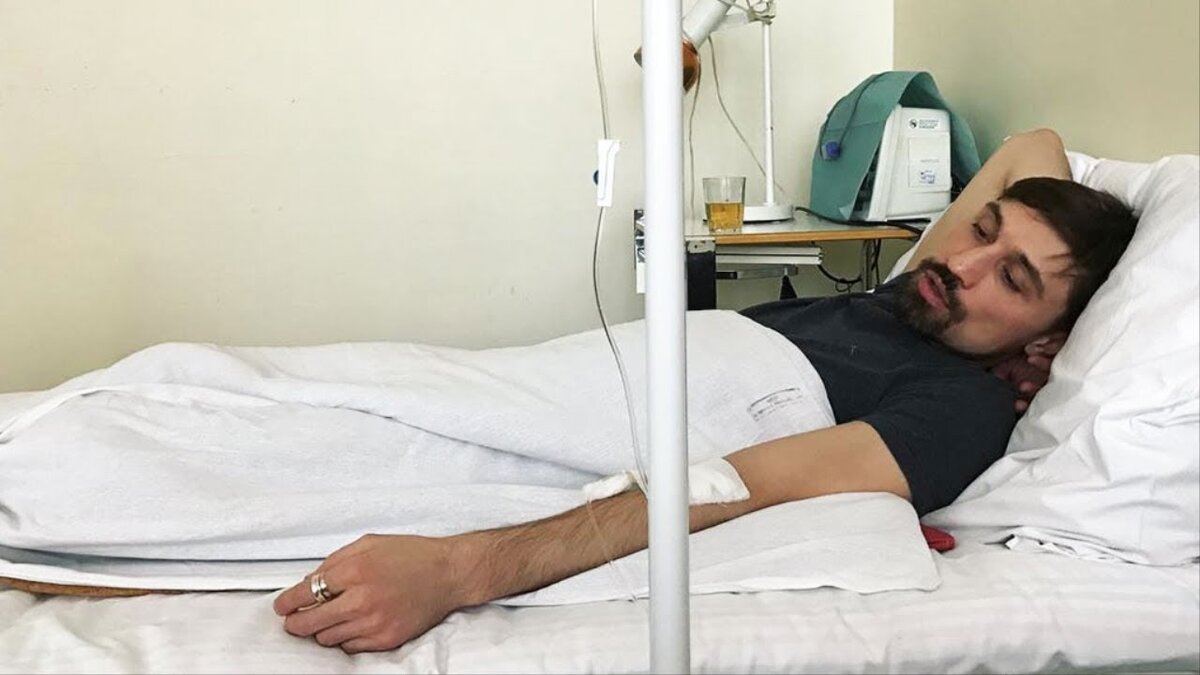 «Я полторы недели, почти две, с бронхитом, потом с воспалением лёгких живу и работаю! Очень сложно петь с воспалением лёгких, практически невозможно. Последняя черта, и я решил всё-таки заняться этим вплотную и серьёзно». Прокоментировал Дима!.  В результате врачи прописали Билану постельный режим, из которого он, впрочем, довольно быстро вышел.Кстати, и Билан, несмотря на болезнь, и Киркоров участвовали на прошлой неделе в «Премии МУЗ-ТВ 2018. Трансформация». Билан появился на красной дорожке в компании с «Мисс мира — 2008» с Ксенией Сухиновой, которая снялась уже в двух клипах певца. Более того, Ксения поднялась вместе с Димой на сцену, чтобы получить приз за лучшую песню (композиция «Держи»). (Подписывайтесь, ставте лайки)👍